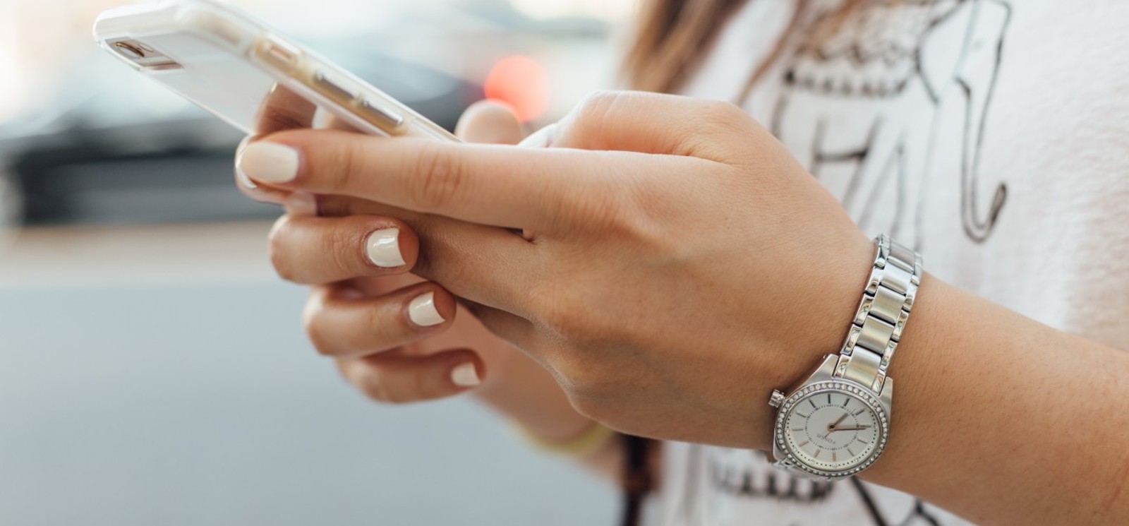 women holding here phone